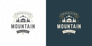 Orman kamp amblemi taşıyıcı yaz kampı illüstrasyon dağları kabin ve çam ağaçları siluetleri