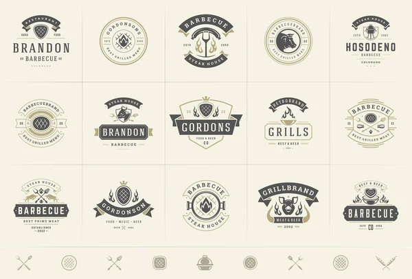 Logotipos de parrilla y barbacoa set vector ilustración steak house o restaurante menú insignias con siluetas de comida barbacoa — Vector de stock