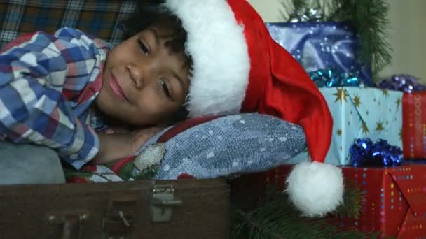 Niño en sombrero de Santa . — Vídeos de Stock