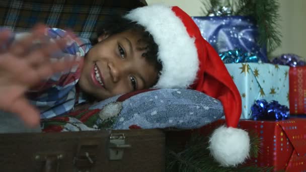 Niño en Santa sombrero sonriendo . — Vídeos de Stock