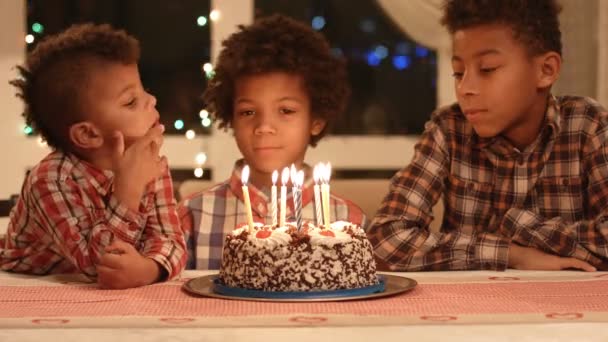 Дети и торт со свечами . — стоковое видео