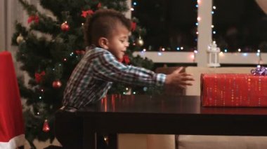 Bir hediye ile çocuk.