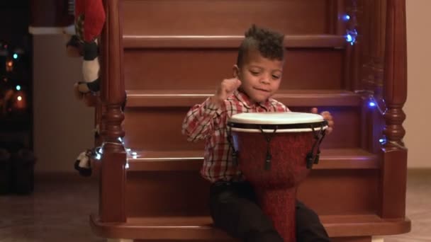 Pequeño niño tocando el tambor . — Vídeos de Stock