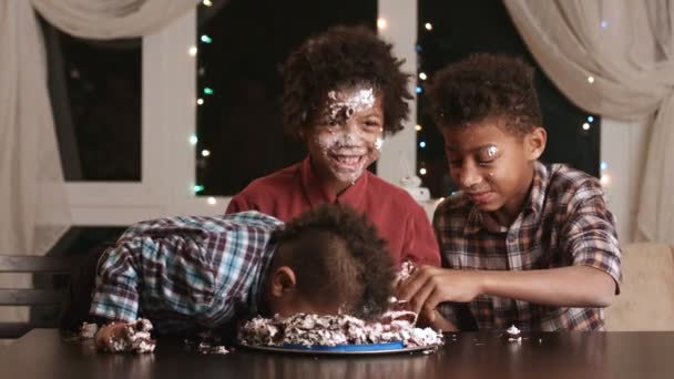 Niños untados en pastel . — Vídeos de Stock