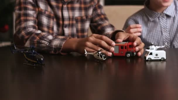 Garçons jouant avec des voitures jouets . — Video