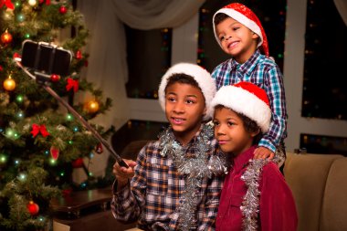 Üç erkek Noel selfie al.