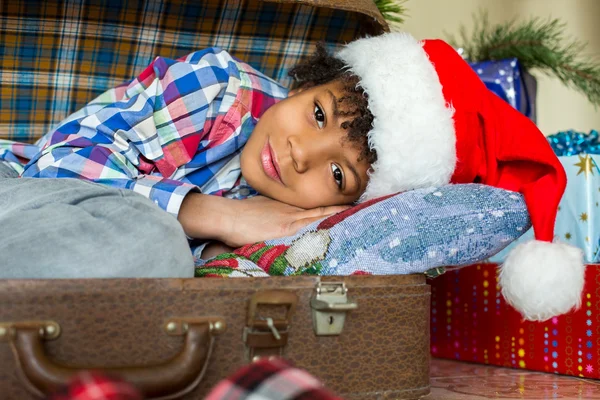 Niño dentro de la maleta cerca de regalos . — Foto de Stock