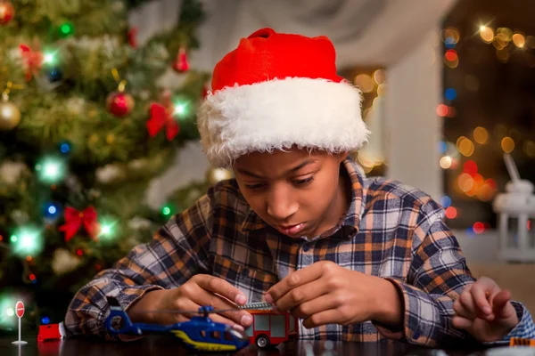 आफ्रो मुलगा ख्रिसमस खेळत . — स्टॉक फोटो, इमेज
