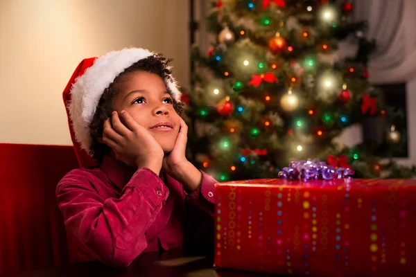 Niño afroamericano cerca de regalo de Navidad . — Foto de Stock