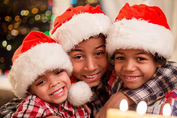 Tres niños en sombreros de Navidad . — Foto de Stock