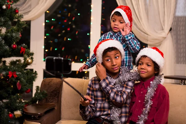 Tres chicos tomando selfie de Navidad . — Foto de Stock