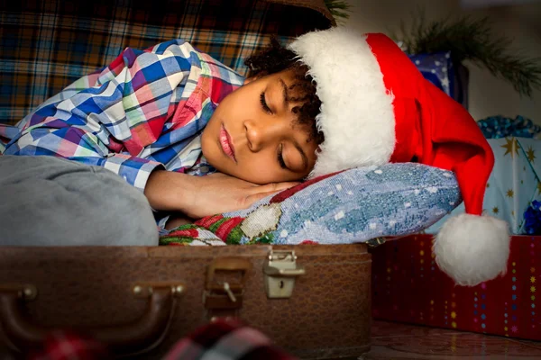 在旁边的男孩圣诞节 nap 提出了. — 图库照片