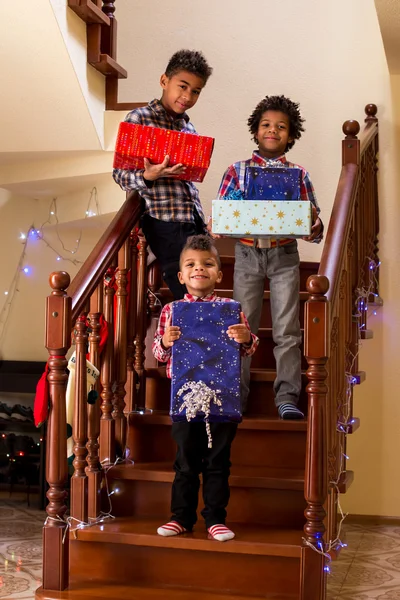 Niños negros sosteniendo regalos de Navidad . — Foto de Stock