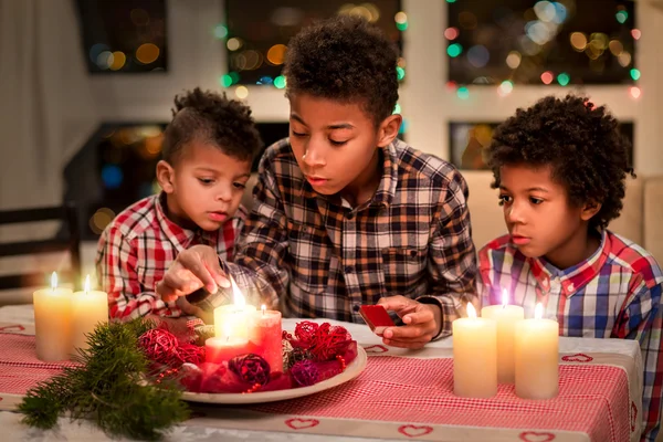 Niños encienden velas con fósforos . — Foto de Stock