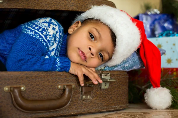 Pequeño Santa molesto al lado de los regalos . — Foto de Stock