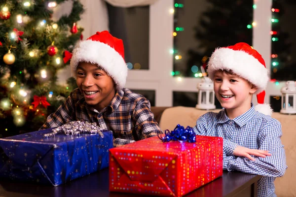 Dos chicos con regalos de Navidad . — Foto de Stock