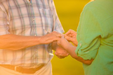 Parmağında yüzük olan adam.