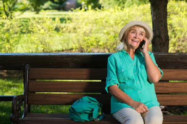 Lady with phone is smiling. — Stock Photo, Image