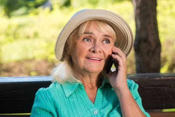 Старшая женщина на телефоне . — стоковое фото