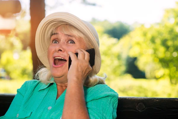 Surprised woman with cell phone. — Stock Photo, Image