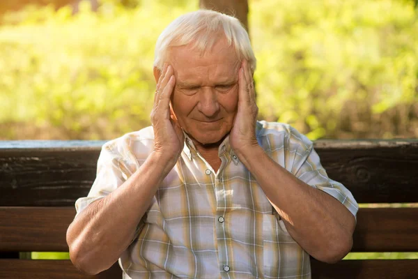 Viejo sosteniendo su cabeza . —  Fotos de Stock