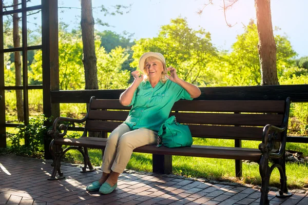 Senior woman smiling. — Stock Photo, Image