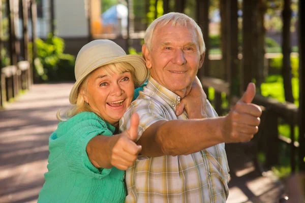 Bejaarde vrouw knuffelen man. — Stockfoto