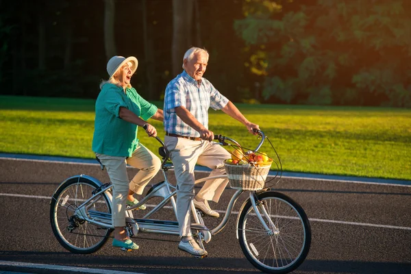 Старша пара на тандемному велосипеді . — стокове фото