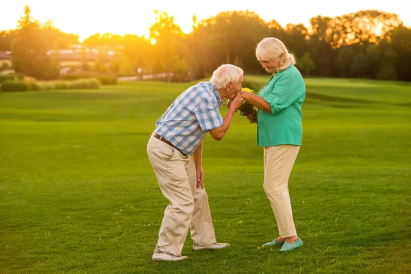 Старший чоловік цілує жінок рукою . — стокове фото
