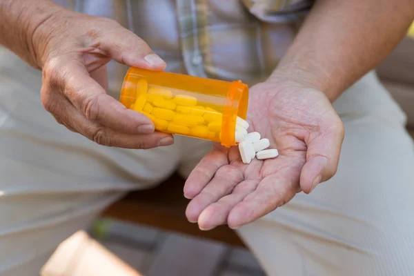 Idosos mão segura pílulas . — Fotografia de Stock