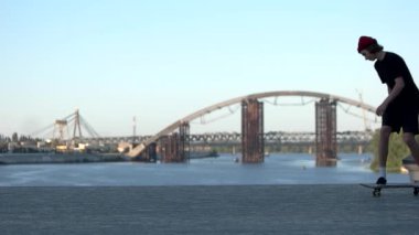 kaykay üzerinde genç adam.