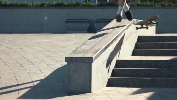 Füße von Kerl auf Skateboard. — Stockvideo