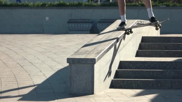 Skateboardåkare misslyckas trick i långsamma-mo. — Stockvideo