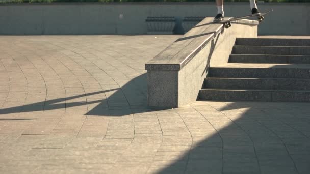 Skateboardåkare gör grind trick. — Stockvideo