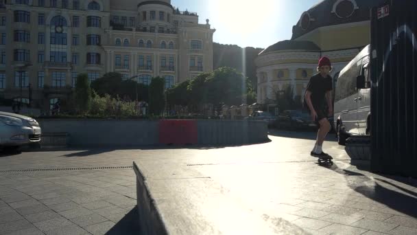 Скачок на скейтборде в медленном темпе . — стоковое видео