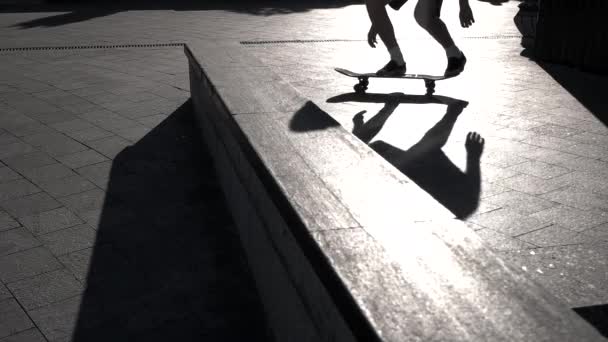 Pernas no skate fazendo truque . — Vídeo de Stock