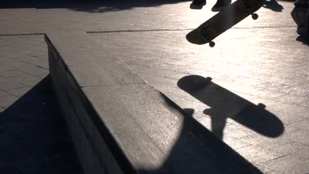 Skateboarder faisant cascade dans slow-mo . — Video