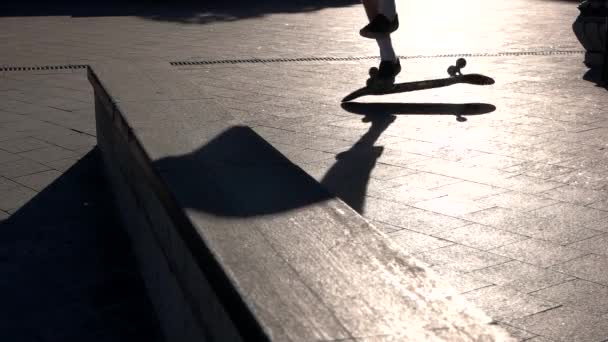 Skateboarder falha uma acrobacia . — Vídeo de Stock