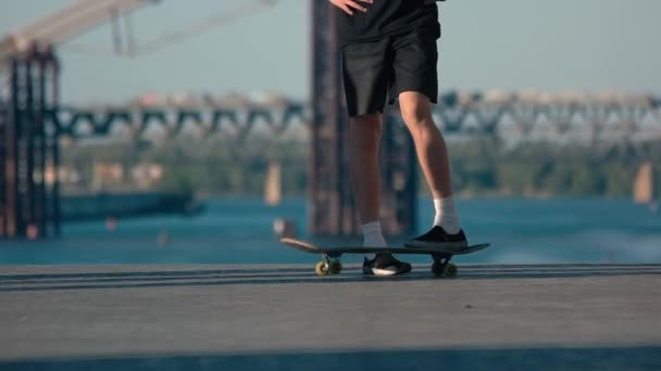 Foten står på skateboard. — Stockvideo