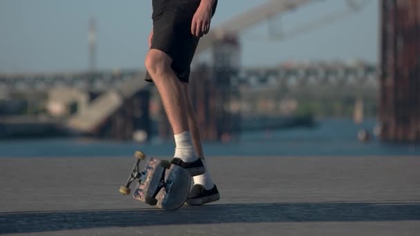 Pieds de personne avec planche à roulettes . — Video