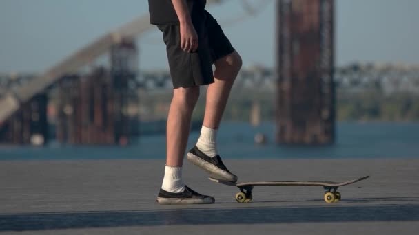 Homem segurando skate. — Vídeo de Stock