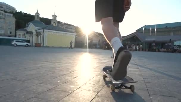 Skateboarder auf der Straße. — Stockvideo