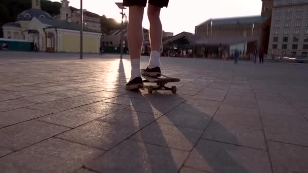 Vue arrière du skateboarder . — Video