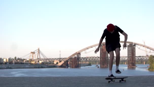 スケートボードを持つ若い男. — ストック動画