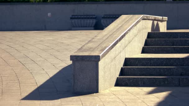 Skater fazendo moagem truque . — Vídeo de Stock