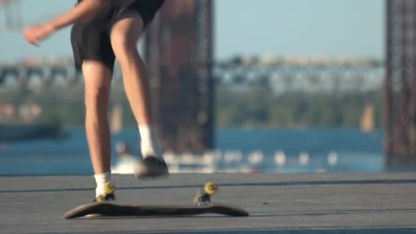 Beine, die einen Skattrick ausführen. — Stockvideo