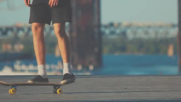 트릭을 수행 하는 스케이팅 선수의 다리. — 비디오