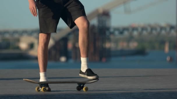Chlap s skateboard venkovní. — Stock video