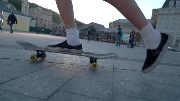 Nohy, ježdění na skateboardu. — Stock video