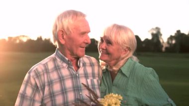 Buket gülümseyen kıdemli Çift.